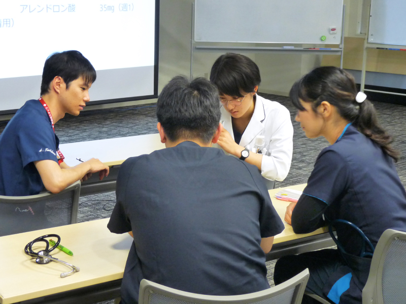 循環器や救急の先⽣⽅を交えて、検討会のような雰囲気のカンファレンス。