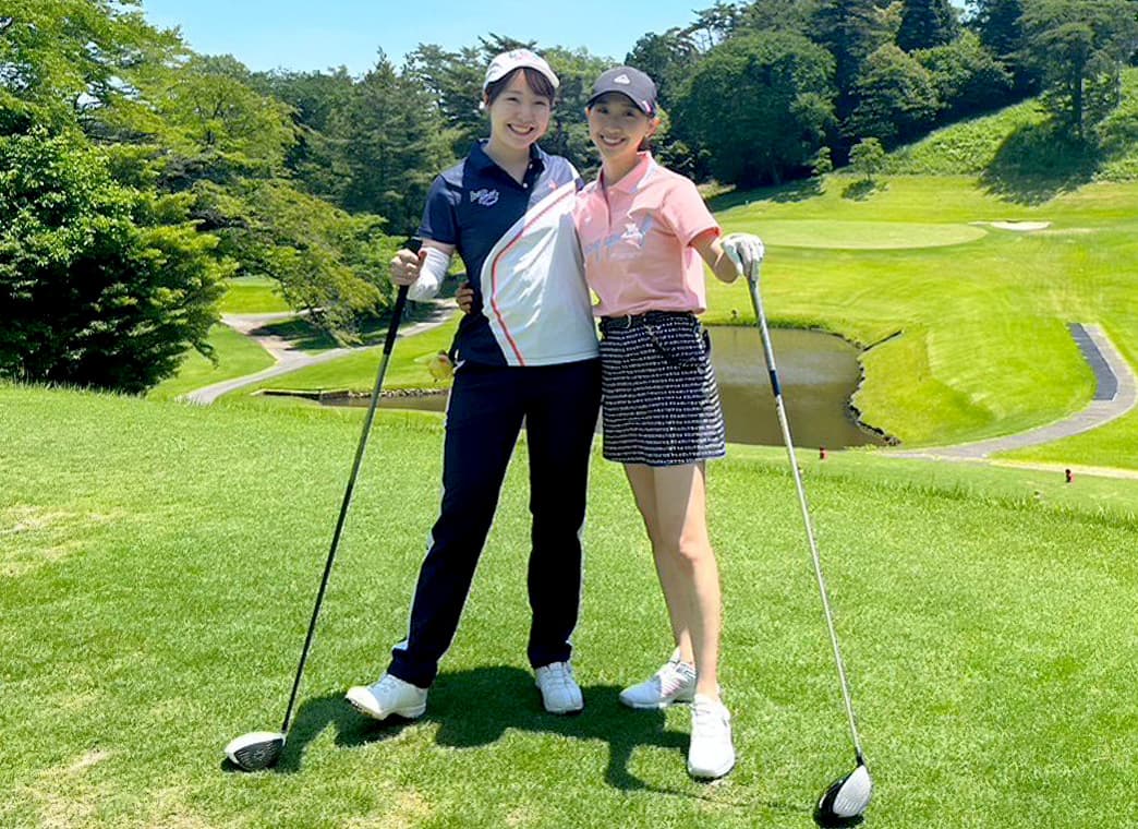 ゴルフを楽しむ会田先生と吉田先生